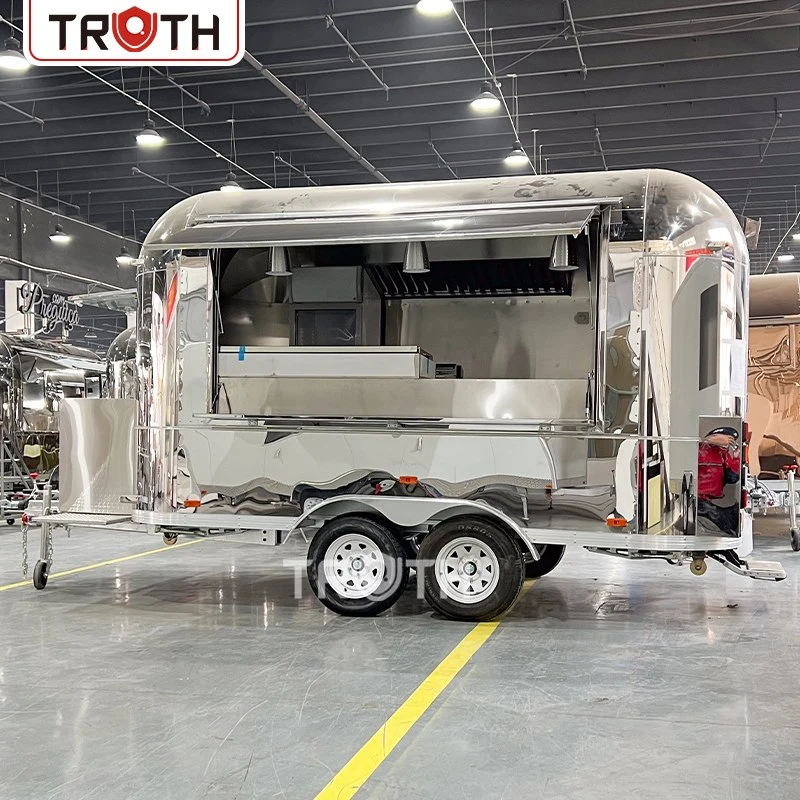 Camión de comida estilo Airstream en Francia: un remolque de comida rápida de acero inoxidable construido para brindar estilo y servicio