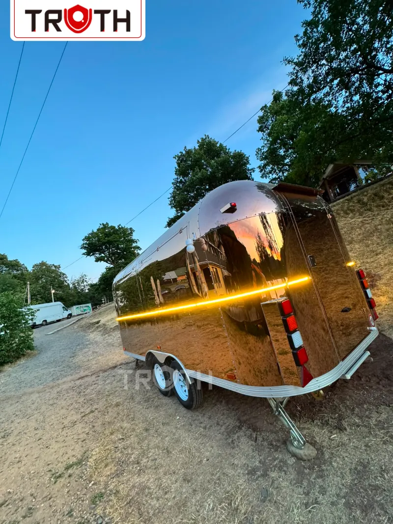 Truth Food Trailer entrega un tráiler de comida rápida y café dorado rosa a Eslovaquia